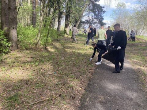 Чеховские студенты навели порядок в лесопарковой зоне села Новый Быт Новости Чехова 