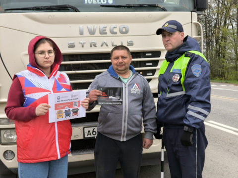 Полицейские и волонтеры Чехова напомнили меры безопасности водителям грузовиков Новости Чехова 