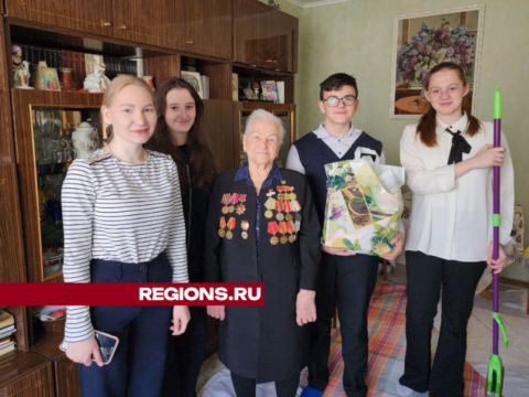 Школьники помогли по хозяйству ветерану Лидии Тестоедовой в «День добрых дел» Новости Чехова 