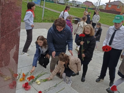 Память защитников в День воинской доблести Подмосковья почтили у стелы в Молодях Новости Чехова 