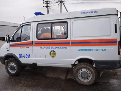 Спасатели помогли медикам в транспортировке пациента в деревне Васькино Новости Чехова 
