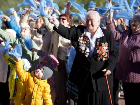 Жители Чехова исполнили «Синий платочек» на праздничном флешмобе Новости Чехова 